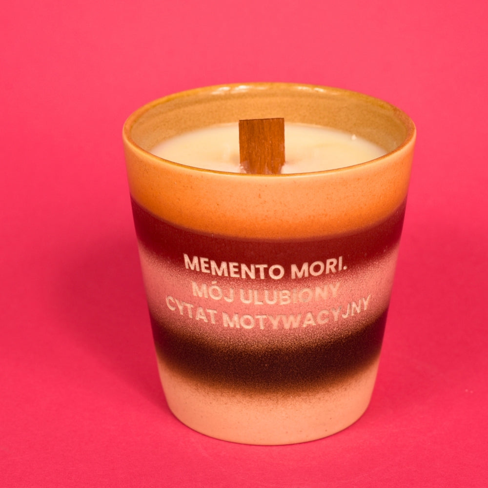 Świeca sojowa „Memento mori. Mój ulubiony cytat motywacyjny” (Roma)